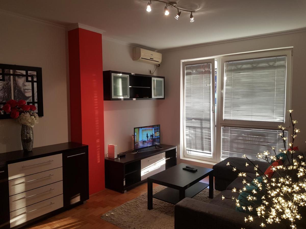 Rajiceva 5- Apartman Sa Prostranom Terasom I Garaznim Mestom Kragujevac Kültér fotó