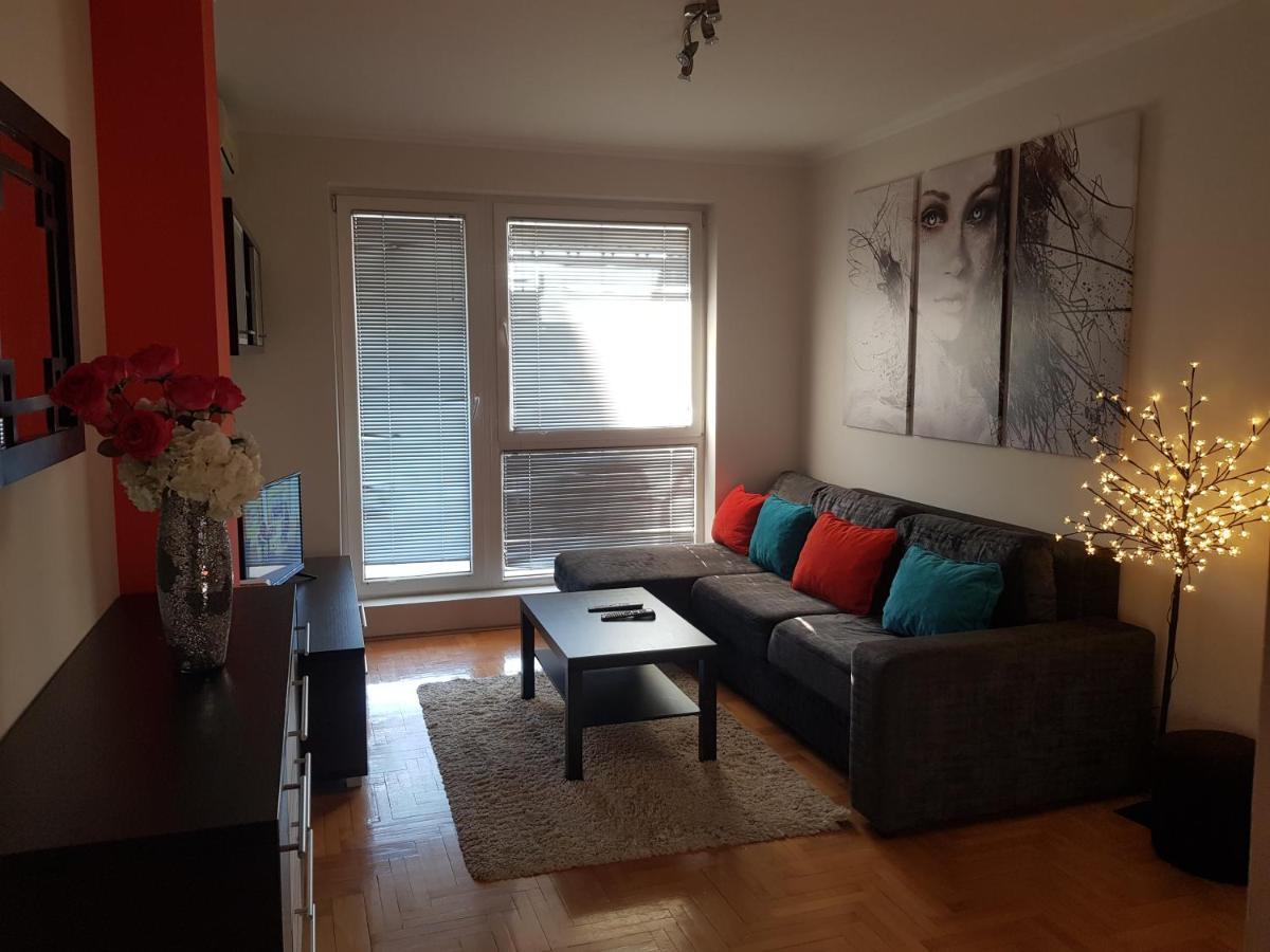 Rajiceva 5- Apartman Sa Prostranom Terasom I Garaznim Mestom Kragujevac Kültér fotó