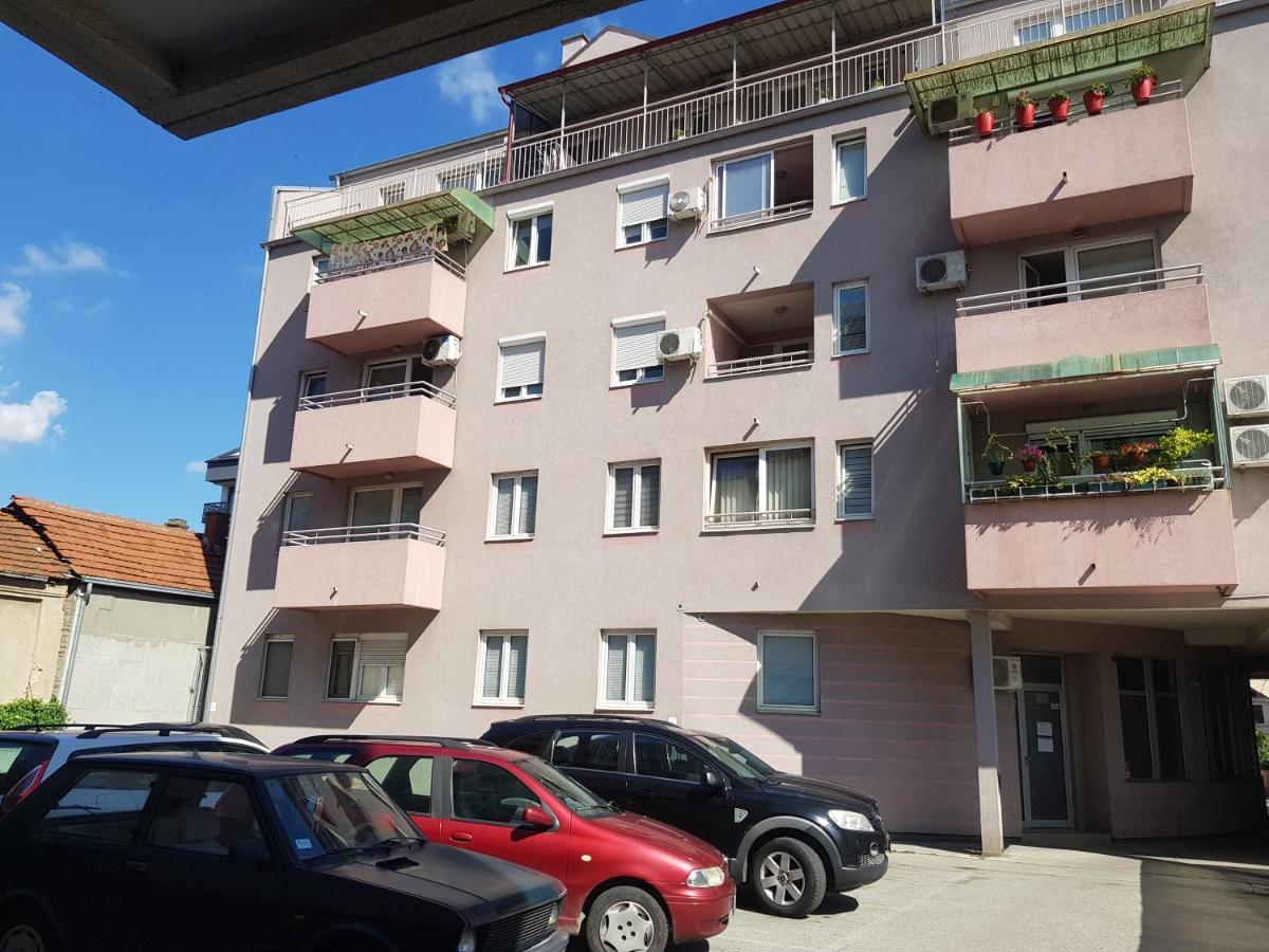 Rajiceva 5- Apartman Sa Prostranom Terasom I Garaznim Mestom Kragujevac Kültér fotó