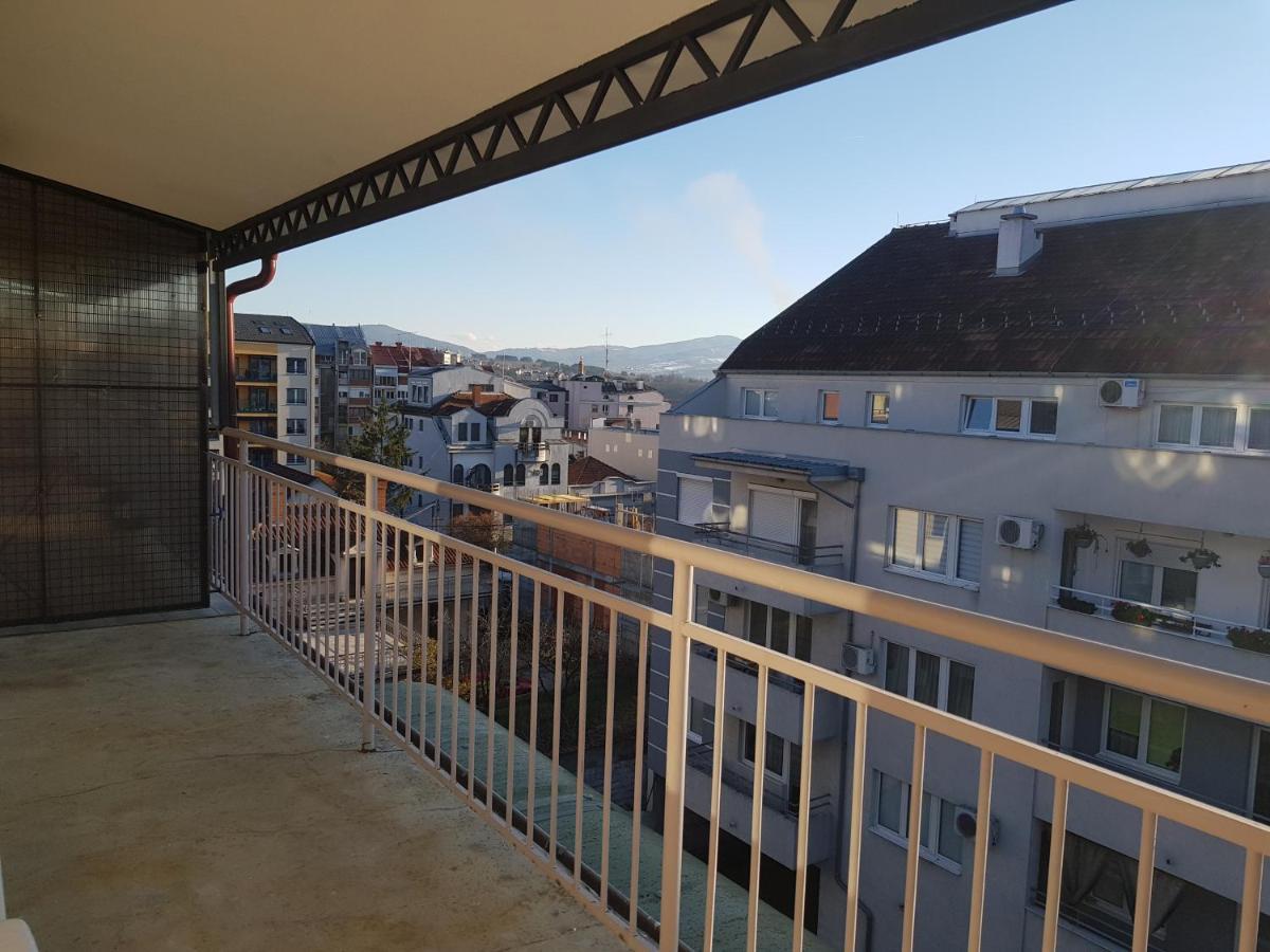 Rajiceva 5- Apartman Sa Prostranom Terasom I Garaznim Mestom Kragujevac Kültér fotó
