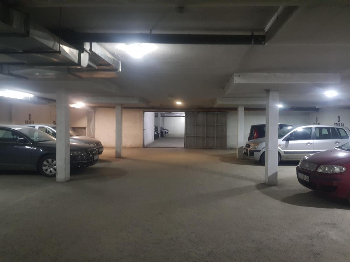 Rajiceva 5- Apartman Sa Prostranom Terasom I Garaznim Mestom Kragujevac Kültér fotó