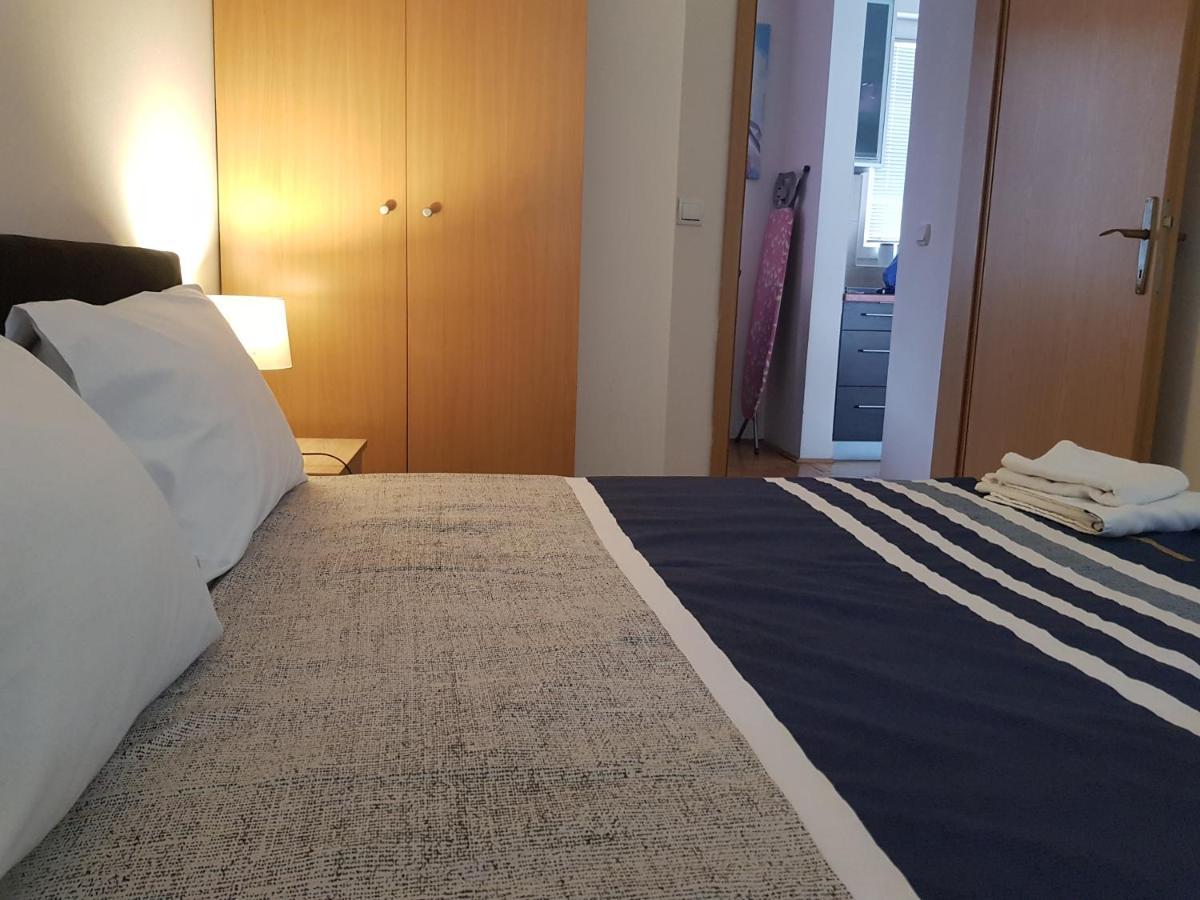 Rajiceva 5- Apartman Sa Prostranom Terasom I Garaznim Mestom Kragujevac Kültér fotó